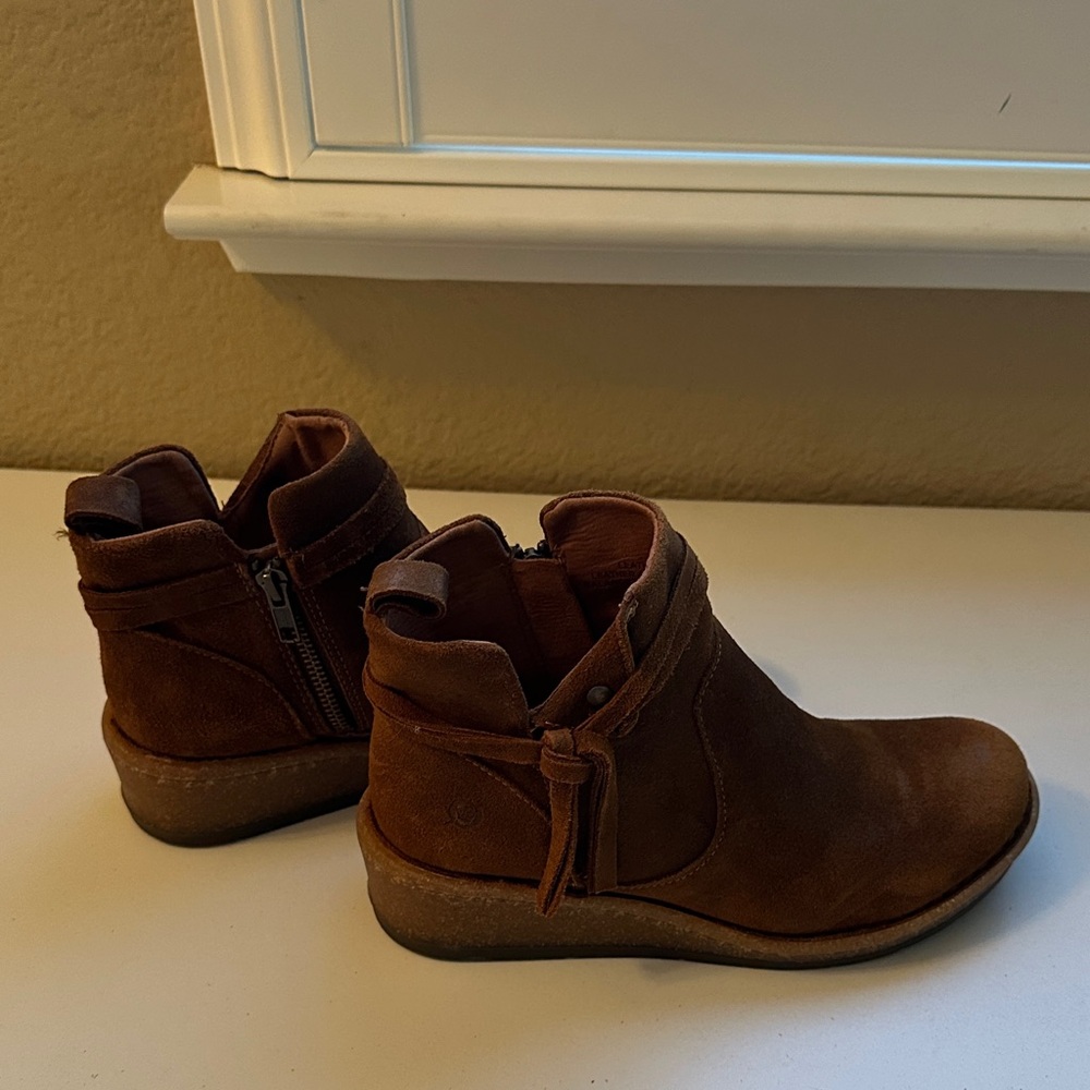 Born Chestnut Suede Comfort Ankle Booties Tassels Zip Size 7.5 - Picture 4 of 11